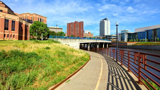 10 Best Places in Minnesota for a Couple To Live on Only a Social Security Check 10 Best Places in Minnesota for a Couple To Live on Only a Social Security Check