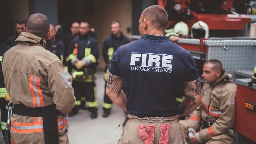 Firefighter boss giving team instructions.