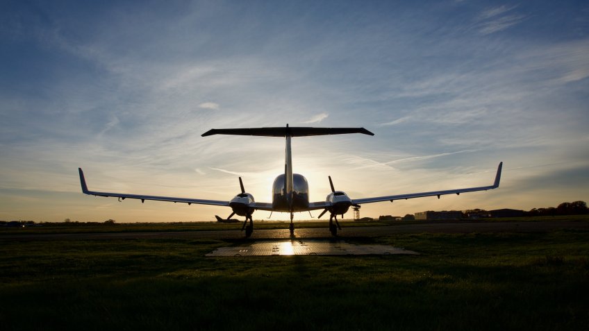 twin engine airplane