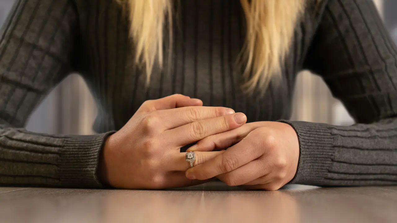 Wedding Ring, Ring - Jewelry, Human Hand, Divorce, Women.