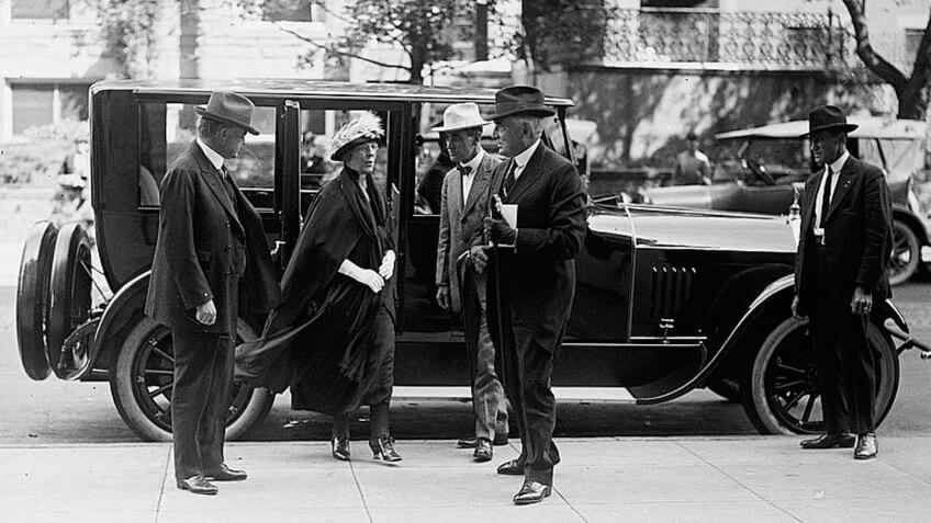 Harding arriving at Unemployment Conference in 1921.