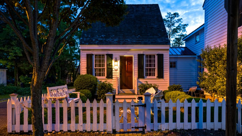 Charming Small Home Saint Michaels Maryland - Architecture at dusk along the streets.
