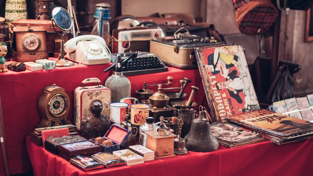 Antique watches, magazines, phones, suitcases and other retro products.