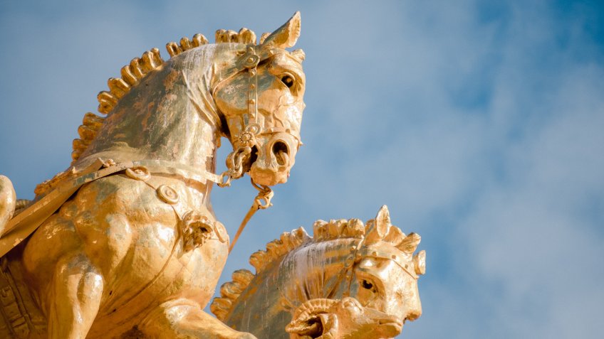 gold horse statues