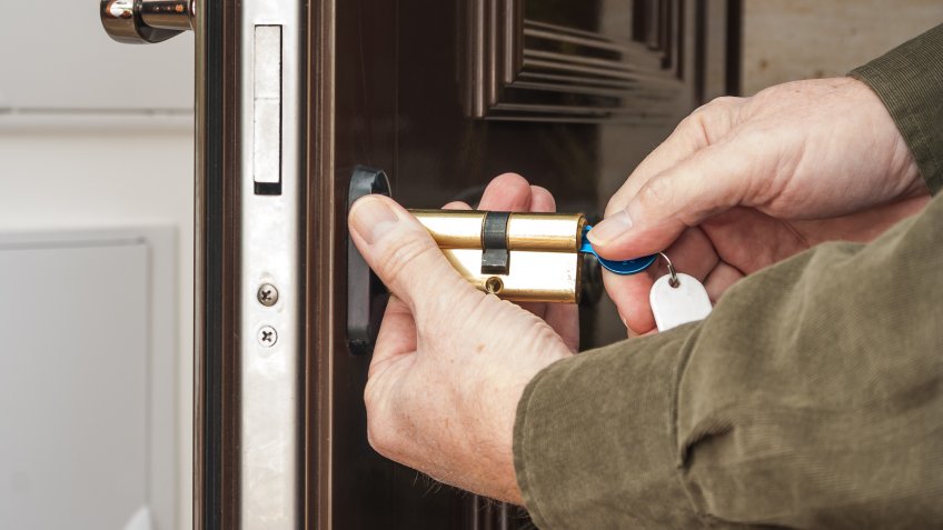 locksmith fixing lock