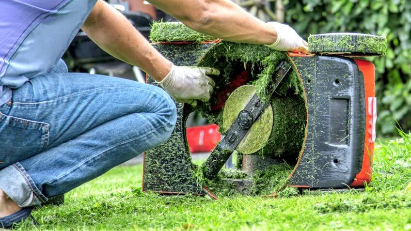 cleaning the lawn mower