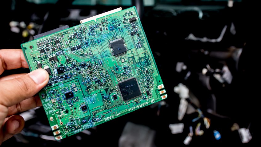 The electronic circuit of the car in hand, the technician is the brain control of the car.