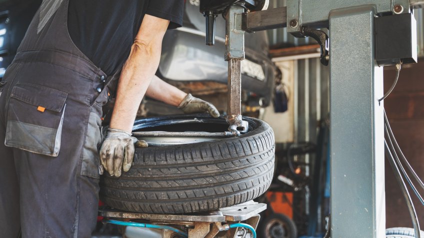 car tire change and repair service.