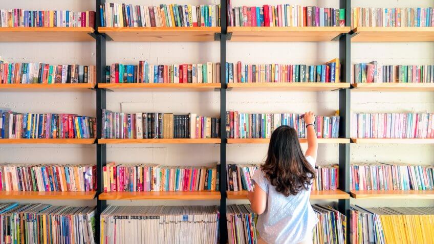 Asian women are picking up books on the bookshelf.