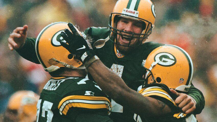 Green Bay Packers Bret Favre celebrates with team