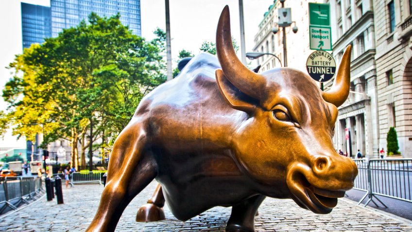 New York Stock Exchange bull bronze statue by Wall Street