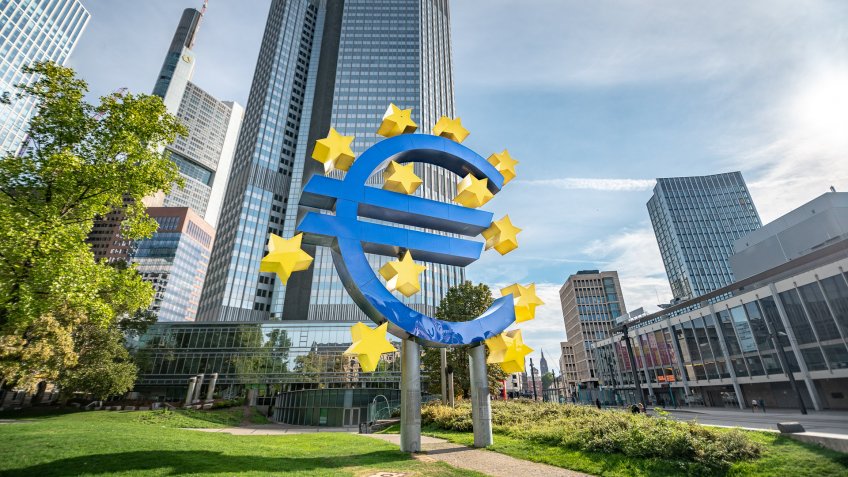 Altes EZB Gebäude mit Euro-Symbol in Frankfurt.