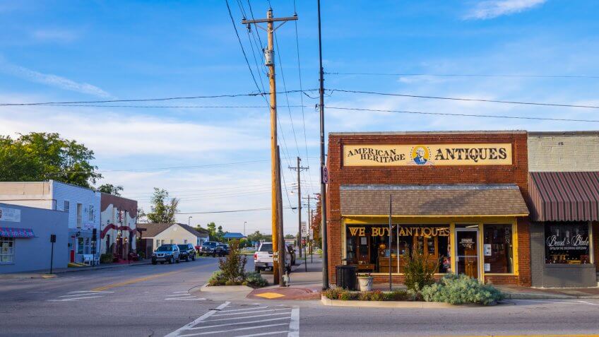 Antiques and Collectibles store in the village of Jenks in Oklahoma - JENKS - OKLAHOMA - OCTOBER 24, 2017 photography.