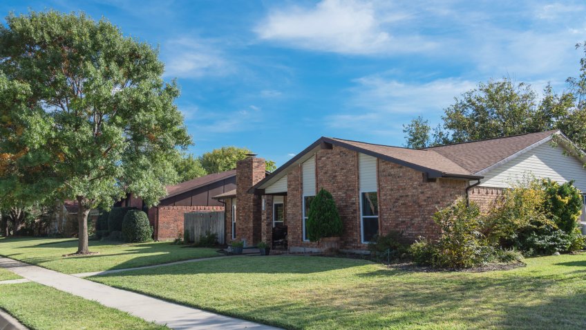 Single-detached dwelling home in suburban Dallas-Fort Worth with attached garage.