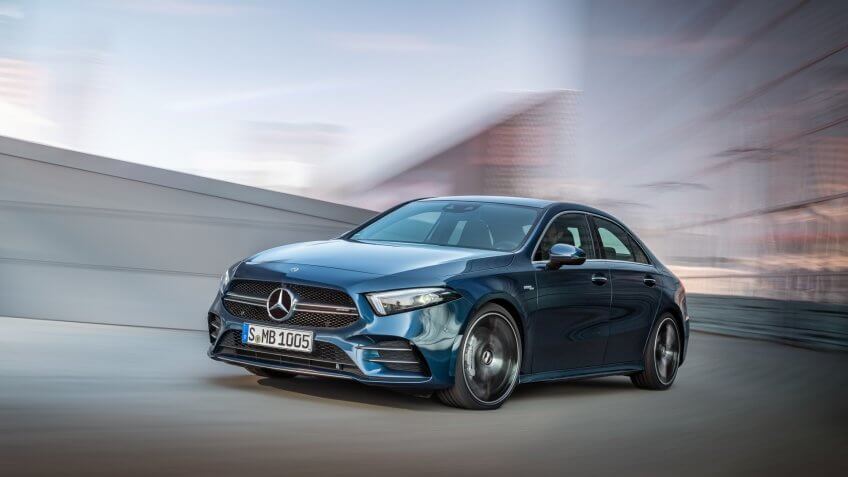 Mercedes-AMG A 35 4MATIC Limousine//Mercedes-AMG A 35 4MATIC Saloon, Kraftstoffverbrauch kombiniert: 7,3-7,2 l/100 km; CO2-Emissionen kombiniert: 167-164 g/km // Fuel consumption combined: 7.