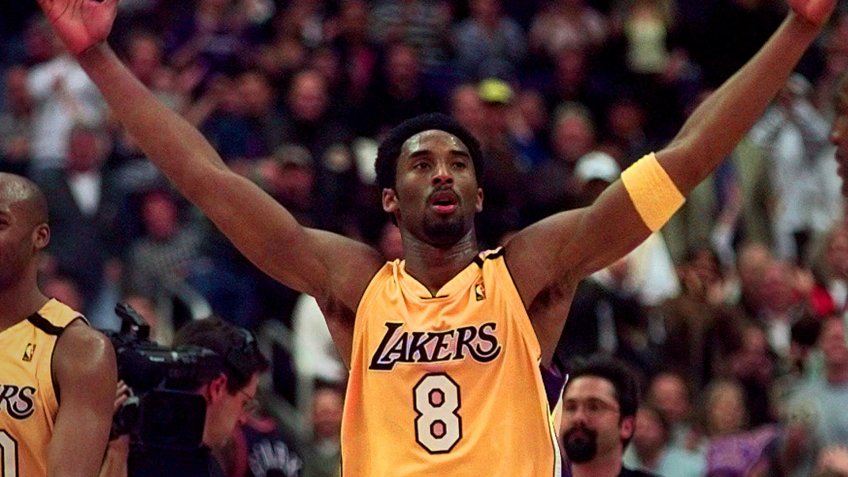 BRYANT Los Angeles Lakers' Kobe Bryant gestures to the crowd at the end of the second period against the Denver Nuggets in Los AngelesSTREAKING LAKERS, LOS ANGELES, USA.