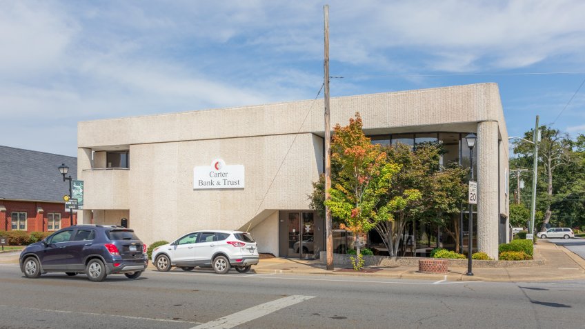 LiNCONTON, NC, USA-9 AUGUST 2019: A branch of Carter Bank & Trust, one of more than 100 branches in Virginia and North Carolina.