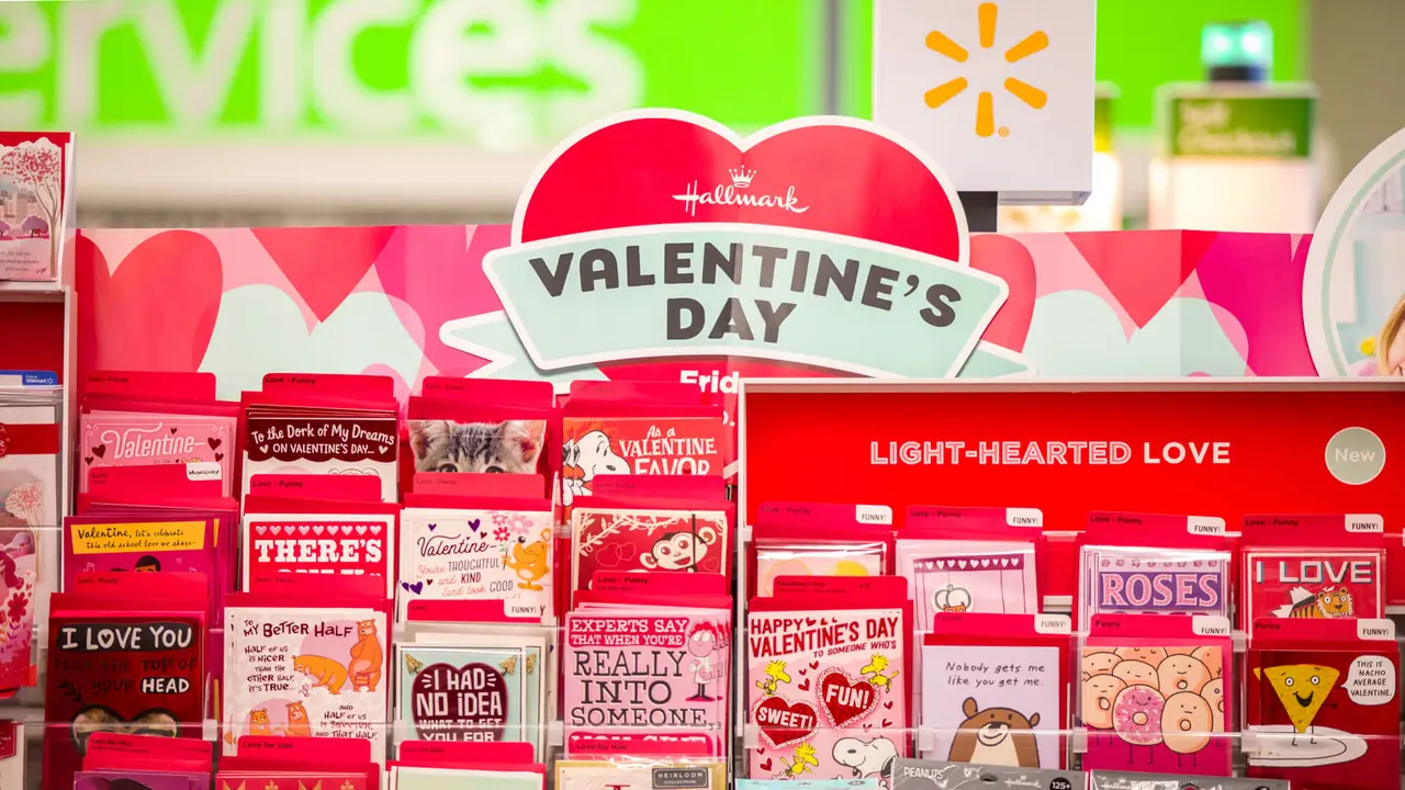 Las Vegas, NV, USA 2/4/2020 — Hallmark et autres cartes de vœux de la Saint-Valentin dans un magasin de quartier Walmart local.