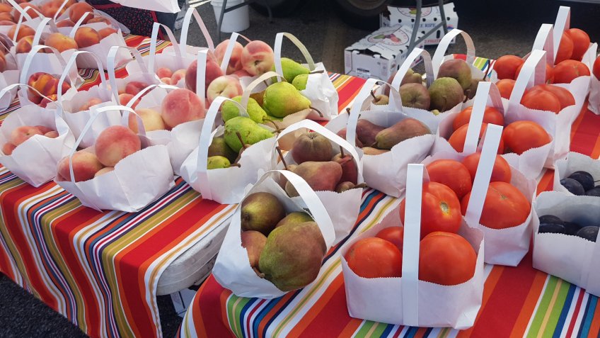 Farmer market in Cheyenne,Wyoming,sale cheap price of fruits.