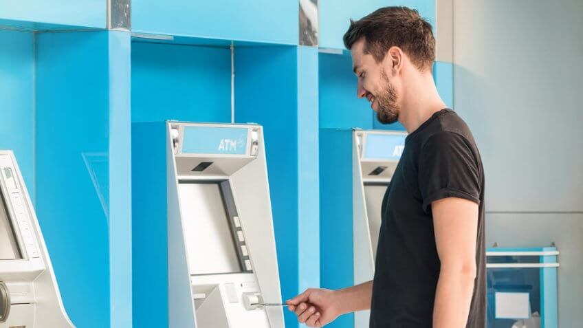 man usin gatm machine