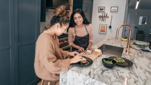 6 Tips For Splitting Expenses With a Roommate