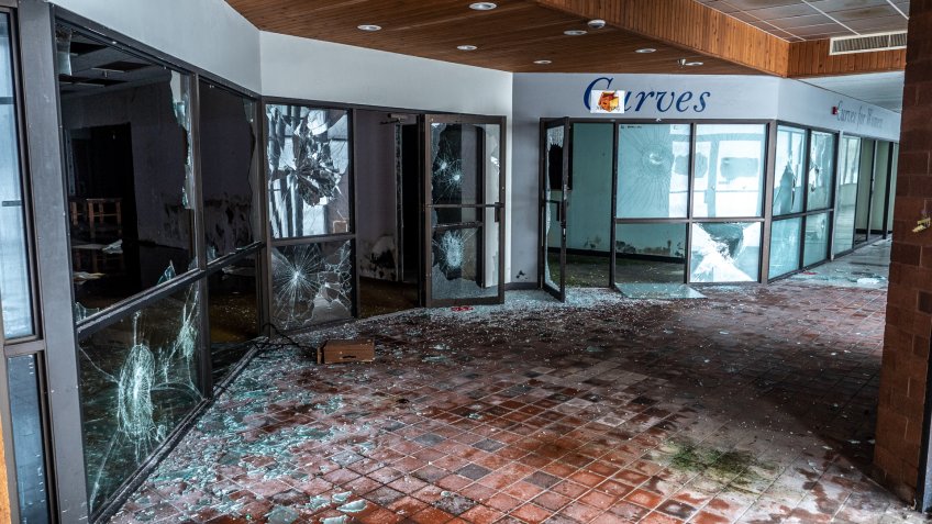 Plymouth, Minnesota / America - March 13 2019 : Inside the Abandoned 4 Seasons Mall in Plymouth Minnesota.