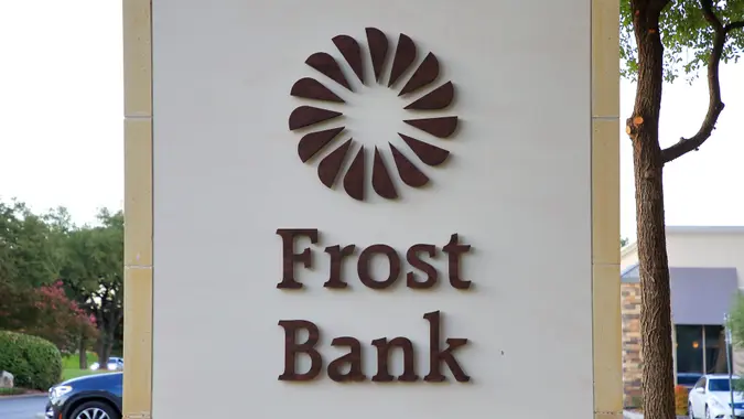 A sign advertising a Frost Bank.