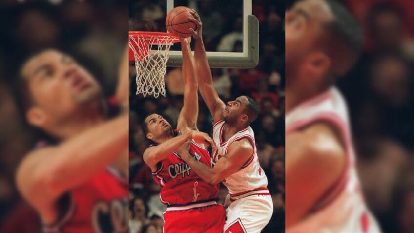 CAFFEY WILLIAMS Chicago Bulls Jason Caffey, right, works through a block by Los Angeles Clippers' Brian Williams during the second quarter of a game, in Chicago.