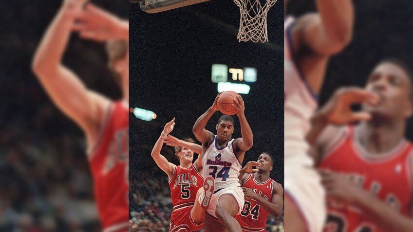 Paxson Williams Washington Bullets' forward John Williams comes up with the rebound as Chicago Bulls' guard John Paxson, left, and forward Charles Oakley watch during the first period of play in Landover, MdBULLETS BULLS 1988, LANDOVER, USA.