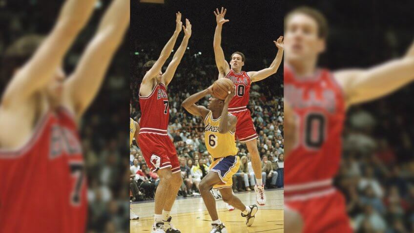 Los Angeles Lakers Eddie Jones, (6) goes up for a basket as Chicago Bulls Jud Buechler (30) and Toni Kukoc (7) defend against the effort, in Inglewood, CaliforniaLakers Bulls 1998, Inglewood, USA.