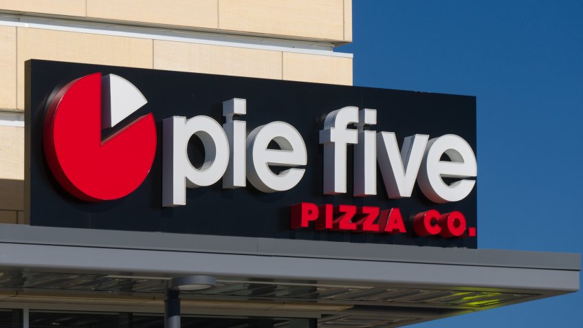 WOODBURY, MN/USA - NOVEMBER 13, 2016: Pie Five Pizza Company exterior and logo.