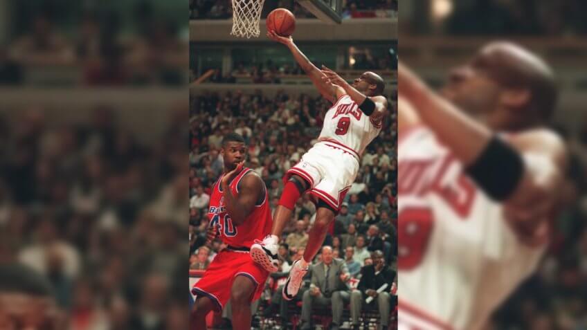 HARPER CHEANEY The Chicago Bulls' Ron Harper shoots over Washington Bullets' Calbert Cheaney (40) during the second half of the Bulls' 103-86 win Wednesday night, at Chicago's United CenterBULLETS BULLS, CHICAGO, USA.