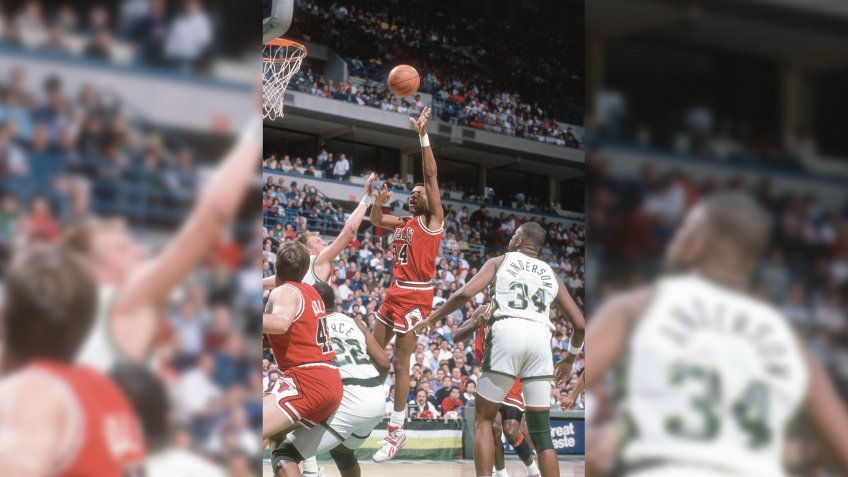 MILWAUKEE, WI - CIRCA 1990: Stacey King #34 of the Chicago Bulls shoots against the Milwaukee Bucks during an NBA basketball game circa 1990 at the Bradley Center in Milwaukee, Wisconsin.