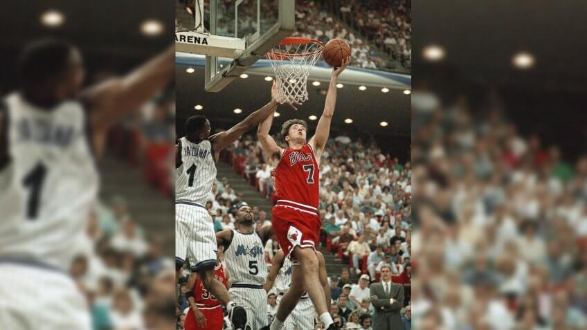 Chicago Bulls forward Toni Kukoc (7) gets by the outstretched arm of Orlando Magic guard Anfernee Hardaway (1) to score during the third quarter of their second-round Playoff Game, Sunday afternoon, at the Orlando Arena.