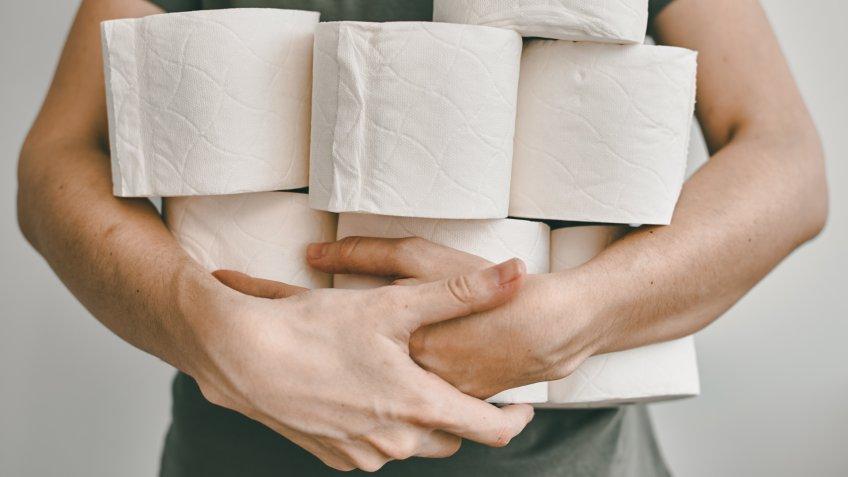 People are stocking up toilet paper for home quarantine from crownavirus.
