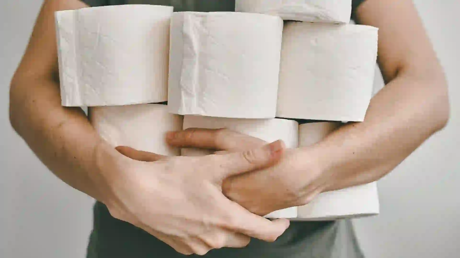 People are stocking up toilet paper for home quarantine from crownavirus.