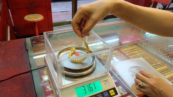 selling gold to pawn shop-shutterstock_1109118344