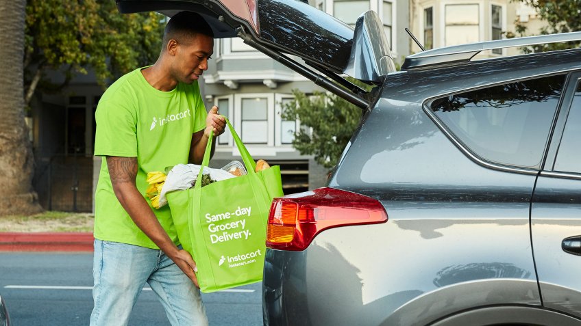 shopper loading car with grocery delivery - Instacartjpg
