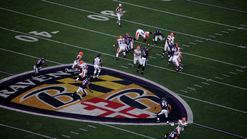 BALTIMORE - SEPTEMBER 21: Cleveland Browns quarterback Derek Anderson attempts to complete a pass to tight end Kellen Winslow in a game against the Baltimore Ravens September 21, 2008 in Baltimore, MD.