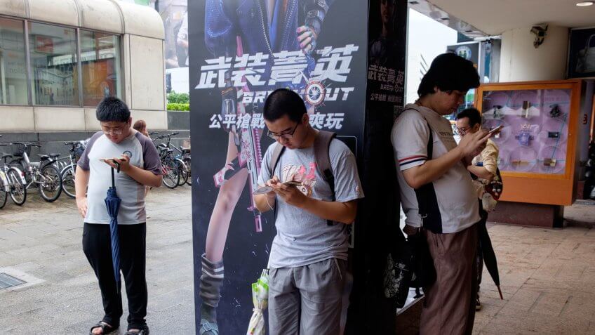 People waiting in Shadowverse Weekend Arena Opening 2017.