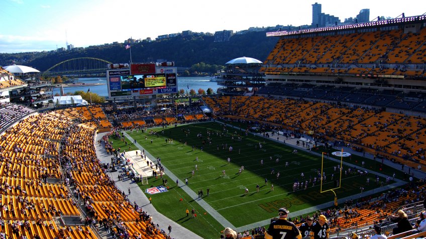 PITTSBURGH - OCTOBER 26: The New York Giants and Pittsburgh Steelers warm up on the field before their game at Heinz Field October 26, 2008 in Pittsburgh, PA.