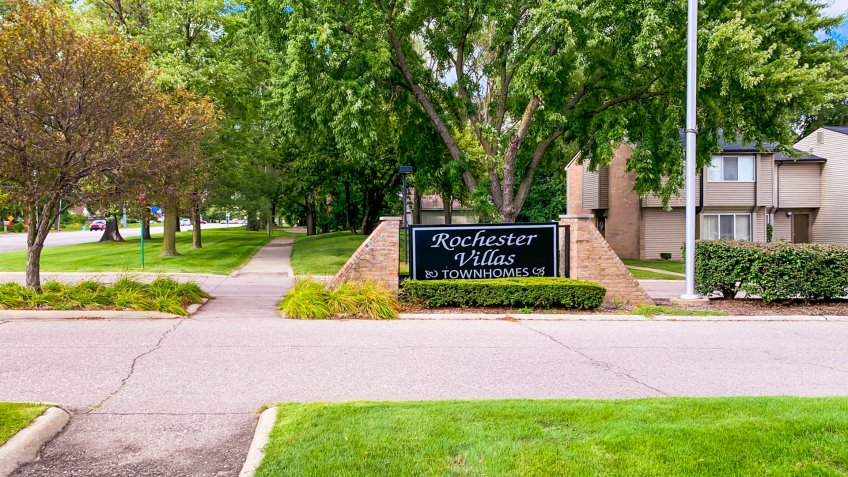 TROY, MI - SEPTEMBER 4, 2019: Rochester Villa Townhomes in troy, rochester road, michigan.