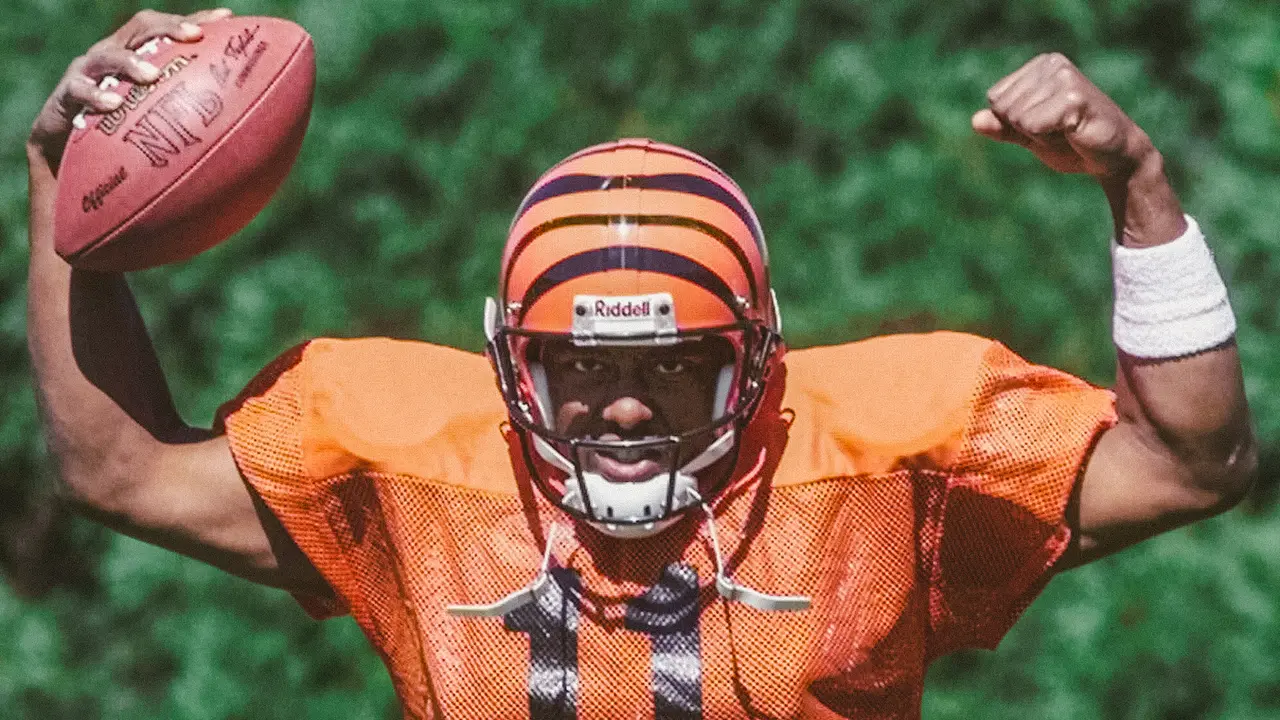 Mandatory Credit: Photo by Al Behrman/AP/Shutterstock (6030574a)SMITH Cincinnati Bengals rookie quarterback Akili Smith strikes a strong man's pose for the camera during practice, in Cincinnati.