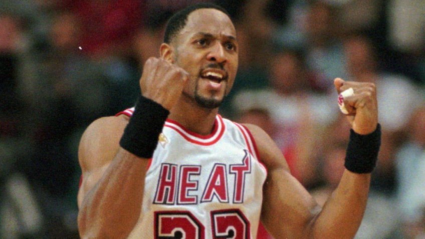 MOURNING Miami Heats' Alonzo Mourning reacts during the final seconds of the fourth quarter against the Bulls in Miami, .