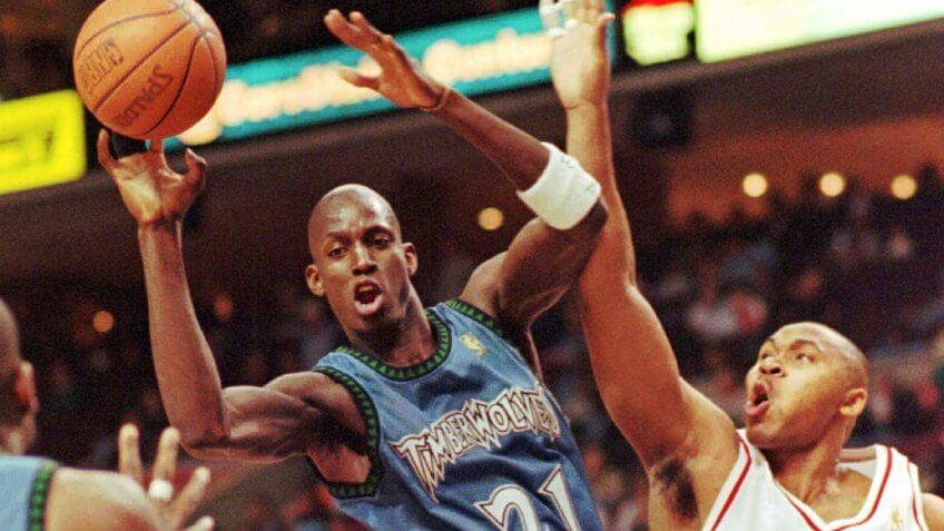 GARNETT WEATHERSPOON Minnesota Timberwolves Kevin Garnett, left, passes off as he is pressured by Philadelphia 76ers Clarence Weatherspoon during the first half in PhiladelphiaTIMBERWOLVES 76ERS, PHILADELPHIA, USA.
