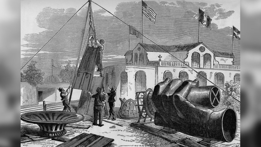 UNSPECIFIED - JULY 21: Arriving in Philadelphia in 1876 of parts of statue of Liberty, engraving from a book about exhibitions and fine arts by Adolphe Bitard (1881) (Photo by Apic/Getty Images).