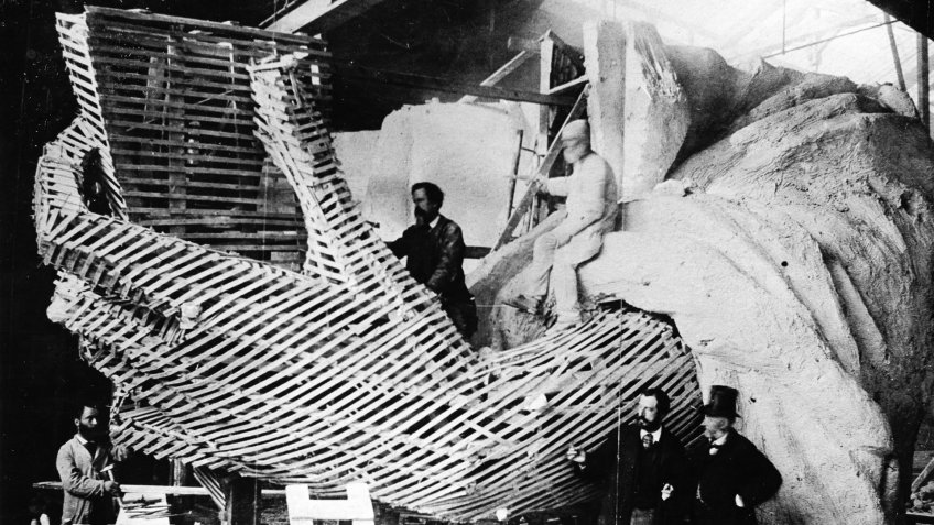 Studio of Frédéric August Bartholdi, builder of the Statue of Liberty, in pairs: model of the left hand of the statue made of wood, steel and plaster; Bartholdi 2nd from right in conversation - around 1880 (Photo by ullstein bild / ullstein bild via Getty Images).