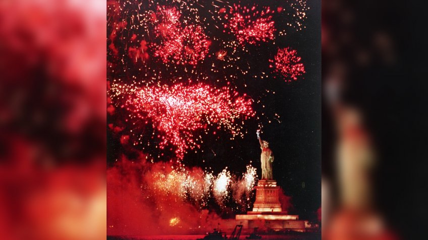 Statue of Liberty Fireworks illuminate the sky around the Statue of Liberty, during the finale of the official unveiling ceremonySTATUE OF LIBERTY FOURTH OF JULY, NEW YORK, USA.