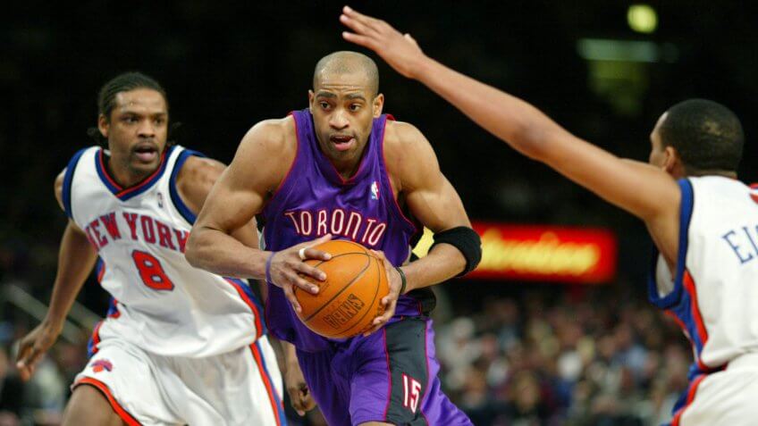 CARTER SPREWELL EISLEY Toronto Raptor Vince Carter, center, drives to the basket as New York Knicks Latrell Sprewell, left, and Howard Eisley defend, in the second half at New York's Madison Square Garden, .