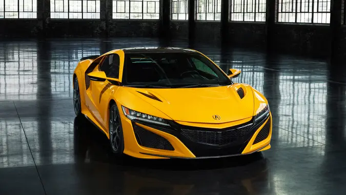 A modern interpretation of sought-after Spa Yellow, offered on the Gen1 NSX, Indy Yellow Pearl joins Berlina Black as one of two NSX heritage colors.